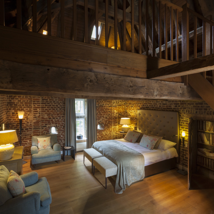 Sfeervolle hotelkamer in een kasteel met een vide.