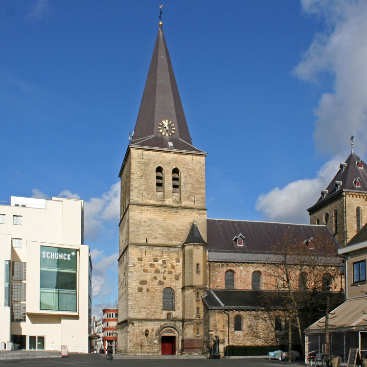 Pancratiuskerk in Heerlen, de oude kerk gelegen naast het witte moderne gebouw van SCHUNCK*