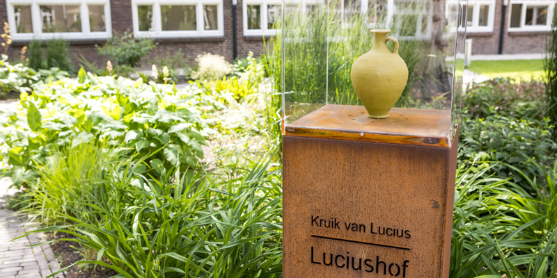 Monument van Kruik van Lucius in het Luciushof in Heerlen