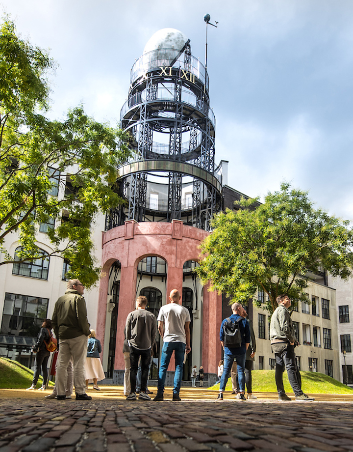 Een groepje mensen bekijkt de toren in het Maankwartier