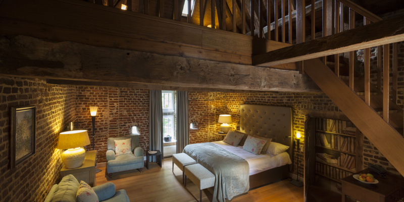 Sfeervolle hotelkamer in een kasteel met een vide. 